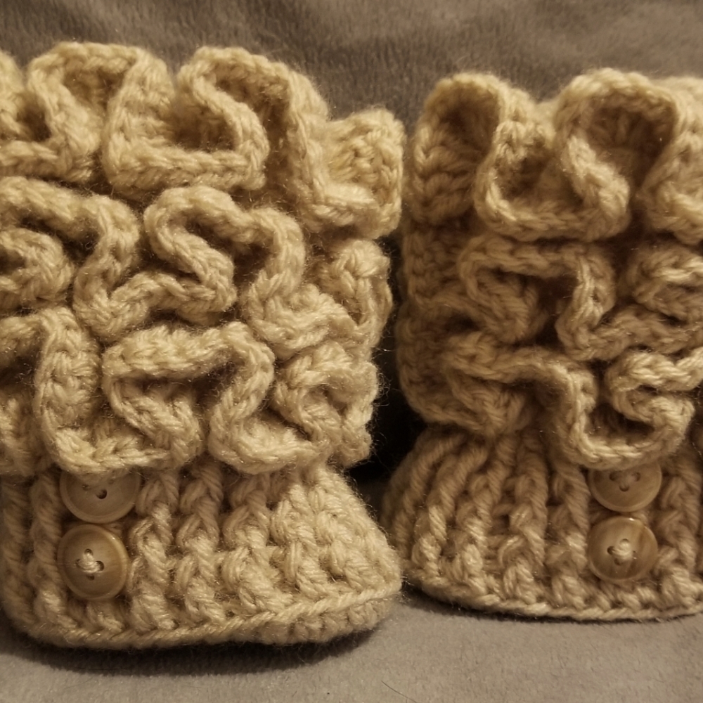 Super cute newborn ruffled snow boots.